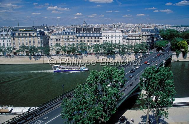 pont sully.JPG - Vue depuis l'Institut du Monde Arabe sur le pont de SullyParis 5e, France